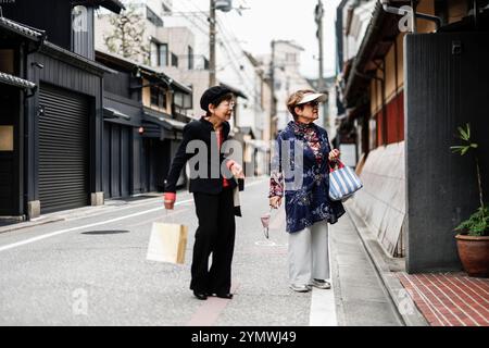 Kyoto, Japon. 24 octobre 2024. Japon 2024, voyage, Kyoto, vieille ville, femmes, Mesdames, dames plus âgées dans la rue, crédit : dpa/Alamy Live News Banque D'Images