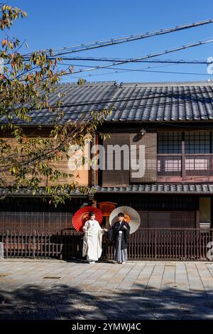 Kyoto, Japon. 25 octobre 2024. Japon 2024, voyage, Kyoto, un couple en vêtements traditionnels japonais, couple en robes japonaises, vêtements, kimono, vieille ville crédit : dpa/Alamy Live News Banque D'Images