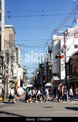 Kyoto, Japon. 25 octobre 2024. Japon 2024, voyage, Kyoto, rues avec piétons, rue, intersection, croisement, piétons crédit : dpa/Alamy Live News Banque D'Images