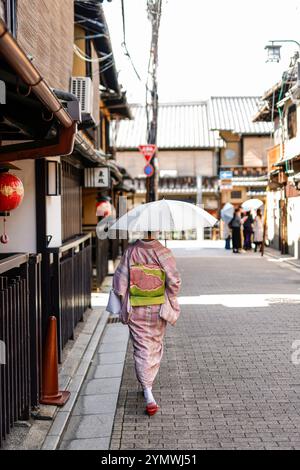 Kyoto, Japon. 25 octobre 2024. Japon 2024, voyage, Kyoto, Geisha dans la vieille ville de kyoto, vieille ville de kyoto, crédit : dpa/Alamy Live News Banque D'Images