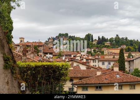 Vue panoramique sur les rues et les toits de Bergame. Citta Alta, quartier supérieur de la ville, connu par ses rues pavées et entouré de murs vénitiens. Bergame, Lô Banque D'Images