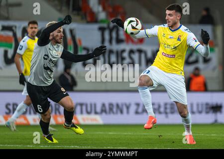 LUBIN, POLOGNE - 22 NOVEMBRE 2024 : match de football polonais PKO Ekstraklasa entre KGHM Zaglebie Lubin vs Motor Lublin. Tomasz Makowski (G) Kaan Caliska Banque D'Images