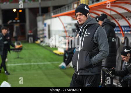 LUBIN, POLOGNE - 22 NOVEMBRE 2024 : match de football polonais PKO Ekstraklasa entre KGHM Zaglebie Lubin vs Motor Lublin. Marcin Wlodarski entraîneur-chef de Z Banque D'Images