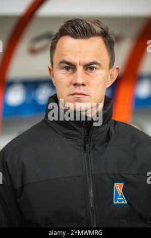 LUBIN, POLOGNE - 22 NOVEMBRE 2024 : match de football polonais PKO Ekstraklasa entre KGHM Zaglebie Lubin vs Motor Lublin. Mateusz Stolarski entraîneur-chef de Banque D'Images