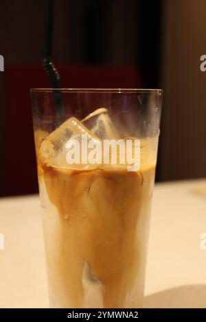 Un verre de caffe latte glacé dans un restaurant italien Banque D'Images