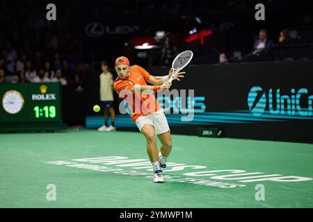 Paris, Schleswig-Holstein, France. 22 novembre 2024. Tallon Griekspoor, des pays-Bas, revient avec revers dans son match contre Jan-Lennard Struff, de l'Allemagne, lors de la FINALE DE LA COUPE DAVIS 2024 - finale 8 - Tennis masculin (crédit image : © Mathias Schulz/ZUMA Press Wire) USAGE ÉDITORIAL SEULEMENT! Non destiné à UN USAGE commercial ! Banque D'Images