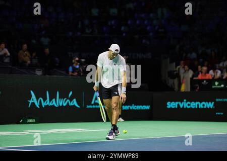 Paris, Schleswig-Holstein, France. 22 novembre 2024. Jan-Lennard Struff, d'Allemagne, sert dans son match agaiinst Tallon Griekspoor des pays-Bas lors de la FINALE DE LA COUPE DAVIS 2024 - finale 8 - Tennis masculin (crédit image : © Mathias Schulz/ZUMA Press Wire) USAGE ÉDITORIAL SEULEMENT! Non destiné à UN USAGE commercial ! Banque D'Images