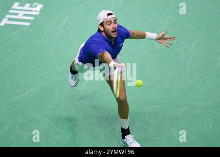 Malaga, Espagne. 23 novembre 2024. MALAGA, ESPAGNE - 23 NOVEMBRE : Matteo Berrettini de Team Italy retourne un ballon dans son seul match contre Thanasi Kokkinakis de Team Australia dans la demi-finale entre l'Italie et l'Australie lors de la finale de la Coupe Davis au Palacio de Deportes Jose Maria Martin Carpena le 23 novembre 2024 à Malaga, Espagne. (Photo de Francisco Macia/photo Players images/Magara Press) crédit : Magara Press SL/Alamy Live News Banque D'Images