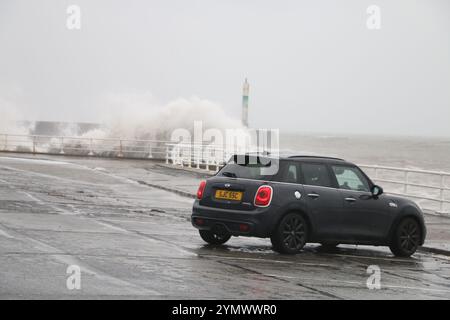 Aberystwyth pays de Galles Météo Royaume-Uni 23 novembre 2024. La tempête BERT frappe la côte britannique, les vents violents frappent l'ouest du pays de Galles en faisant de grosses vagues contre le port et la promenade. Des vents devraient éclater jusqu'à 70 km/h, un avertissement jaune est en place avec des dommages à la propriété et aux structures possibles, crédit : mike davies/Alamy Live News Banque D'Images