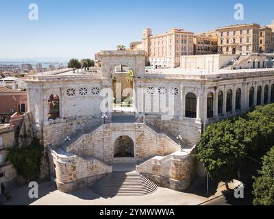 Bastion historique Saint Rémy à Cagliari, Sardaigne, présentant une architecture étonnante et des vues panoramiques, un monument populaire pour le tourisme, la culture, et Banque D'Images