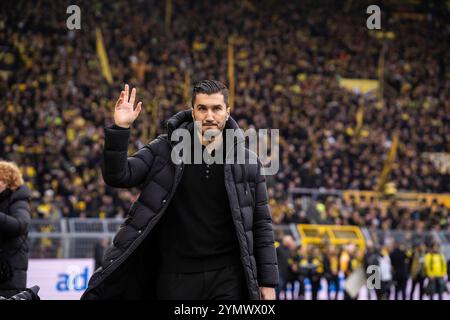 23.11.2024, signal Iduna Park, Dortmund, GER, 1. FBL, Borussia Dortmund vs SC Freiburg Im Bild : Nuri Sahin (Chef-formateur/entraîneur en chef, BV Borussia Dortmund) nach dem interview, winkt, Gestik, Mimik, Emotionen Foto © nordphoto GmbH/Christian Schulze DFL réglementations interdisent toute utilisation de photographies comme séquences d'images et/ou quasi-vidéo Banque D'Images