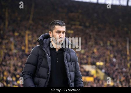 23.11.2024, signal Iduna Park, Dortmund, GER, 1. FBL, Borussia Dortmund vs SC Freiburg Im Bild : Nuri Sahin (chef-entraîneur/entraîneur, BV Borussia Dortmund) nach dem interview, nachdenklich, Gestik, Mimik, Emotionen Foto © nordphoto GmbH/Christian Schulze DFL réglementations interdisent toute utilisation de photographies comme séquences d'images et/ou quasi-vidéo Banque D'Images