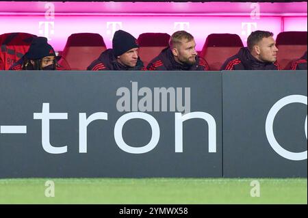 v.li. Sacha Boey, FCB 23 Thomas MUELLER, Müller, FCB 25 Konrad Laimer, FCB 27 Daniel Peretz, FCB 24 gardien de but dans le match FC BAYERN MUENCHEN - FC AUGSBURG 3-0 le 22 novembre 2024 à Munich, Allemagne. Saison 2024/2025, 1.Bundesliga, FCB,, München, journée 11, 11.Spieltag Banque D'Images