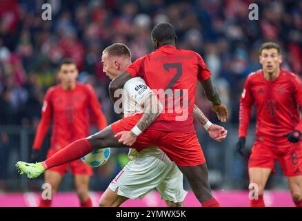 Dayot Upamecano , FCB 2 concurrencer pour le ballon, tackling, duel, header, zweikampf, action, lutte contre Phillip Tietz, FCA 21 dans le match FC BAYERN MUENCHEN - FC AUGSBURG 3-0 le 22 novembre 2024 à Munich, Allemagne. Saison 2024/2025, 1.Bundesliga, FCB,, München, journée 11, 11.Spieltag Banque D'Images