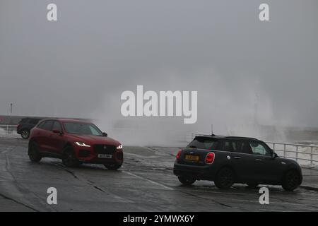 Aberystwyth pays de Galles Météo Royaume-Uni 23 novembre 2024. La tempête BERT frappe la côte britannique, les vents violents frappent l'ouest du pays de Galles en faisant de grosses vagues contre le port et la promenade. Des vents devraient éclater jusqu'à 70 km/h, un avertissement jaune est en place avec des dommages à la propriété et aux structures possibles, crédit : mike davies/Alamy Live News Banque D'Images