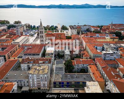 Une vue aérienne de la vieille ville de Zadar avec la cathédrale Saint Anastasia et l'église Saint Donatus. Vue drone prise le 22 octobre 2024 à Zadar, Zadar cou Banque D'Images