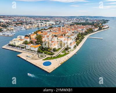 Une vue aérienne de la vieille ville de Zadar avec la cathédrale Saint Anastasia et l'église Saint Donatus. Vue drone prise le 22 octobre 2024 à Zadar, Zadar cou Banque D'Images