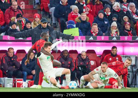 Entraîneur Vincent Kompany FCB, team manager, coach, coach, montres Dayot Upamecano , FCB 2 Joshua KIMMICH, FCB 6 concurrencer pour le ballon, plaquage, duel, header, zweikampf, action, lutte contre Phillip Tietz, FCA 21 Elvis Rexhbecaj, FCA 8 dans le match FC BAYERN MUENCHEN - FC AUGSBURG 3-0 le 22 novembre 2024 à Munich, Allemagne. Saison 2024/2025, 1.Bundesliga, FCB,, München, journée 11, 11.Spieltag Banque D'Images