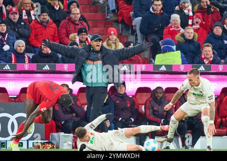 Entraîneur Vincent Kompany FCB, team manager, coach, coach, montres Dayot Upamecano , FCB 2 Joshua KIMMICH, FCB 6 concurrencer pour le ballon, plaquage, duel, header, zweikampf, action, lutte contre Phillip Tietz, FCA 21 Elvis Rexhbecaj, FCA 8 dans le match FC BAYERN MUENCHEN - FC AUGSBURG 3-0 le 22 novembre 2024 à Munich, Allemagne. Saison 2024/2025, 1.Bundesliga, FCB,, München, journée 11, 11.Spieltag Banque D'Images