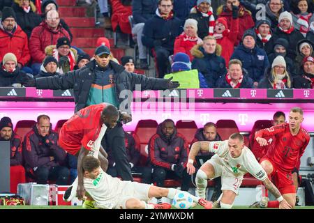 Entraîneur Vincent Kompany FCB, team manager, coach, coach, montres Dayot Upamecano , FCB 2 Joshua KIMMICH, FCB 6 concurrencer pour le ballon, plaquage, duel, header, zweikampf, action, lutte contre Phillip Tietz, FCA 21 Elvis Rexhbecaj, FCA 8 dans le match FC BAYERN MUENCHEN - FC AUGSBURG 3-0 le 22 novembre 2024 à Munich, Allemagne. Saison 2024/2025, 1.Bundesliga, FCB,, München, journée 11, 11.Spieltag Banque D'Images