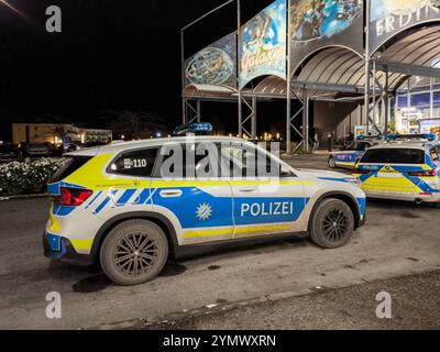 Erding, Bavière, Allemagne - 22 novembre 2024 : plusieurs véhicules de police stationnés devant les thermes d'Erding la nuit *** mehrere Polizeifahrzeuge stehen vor der Therme Erding BEI Nacht Banque D'Images