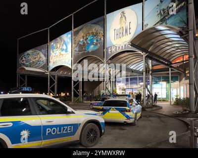 Erding, Bavière, Allemagne - 22 novembre 2024 : plusieurs véhicules de police stationnés devant les thermes d'Erding la nuit *** mehrere Polizeifahrzeuge stehen vor der Therme Erding BEI Nacht Banque D'Images