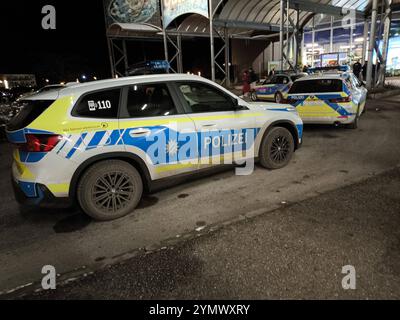 Erding, Bavière, Allemagne - 22 novembre 2024 : plusieurs véhicules de police stationnés devant les thermes d'Erding la nuit *** mehrere Polizeifahrzeuge stehen vor der Therme Erding BEI Nacht Banque D'Images