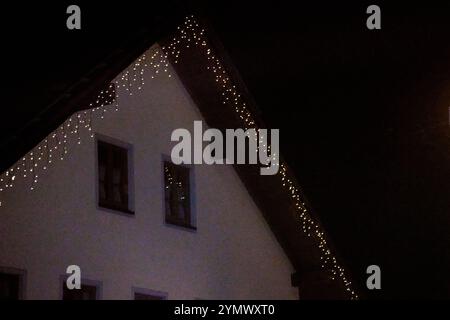 Erding, Bavière, Allemagne - 22 novembre 2024 : des lumières de Noël décorent une maison la nuit *** Festliche Weihnachtsbeleuchtung schmückt ein Haus in der Nacht Banque D'Images