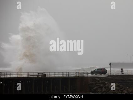 Aberystwyth, Ceredigion, pays de Galles, Royaume-Uni. 23 novembre 2024 Météo britannique : les vents forts de la tempête Bert combinés à la marée haute apporte d'énormes écrasements le long des défenses maritimes à Aberystwyth aujourd'hui. © Ian Jones/Alamy Live News Banque D'Images