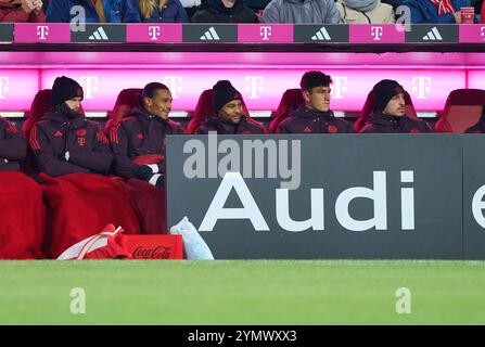 v.li. Eric Dier, FCB 15 Leroy SANE, FCB 10 Serge GNABRY, FCB 7 dans le match FC BAYERN MUENCHEN - FC AUGSBURG 3-0 le 22 novembre 2024 à Munich, Allemagne. Saison 2024/2025, 1.Bundesliga, FCB, Muenchen, journée 11, 11.Spieltag photographe : ddp images/STAR-images - LA RÉGLEMENTATION DFL INTERDIT TOUTE UTILISATION DE PHOTOGRAPHIES comme SÉQUENCES D'IMAGES et/ou QUASI-VIDÉO - crédit : ddp Media GmbH/Alamy Live News Banque D'Images