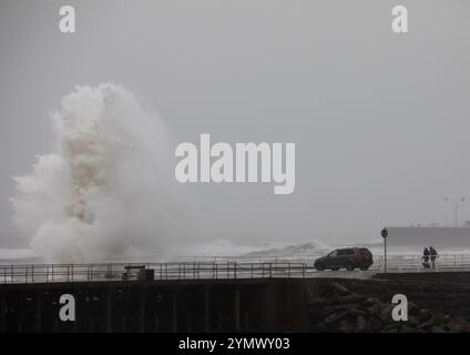 Aberystwyth, Ceredigion, pays de Galles, Royaume-Uni. 23 novembre 2024 Météo britannique : les vents forts de la tempête Bert combinés à la marée haute apporte d'énormes écrasements le long des défenses maritimes à Aberystwyth aujourd'hui. © Ian Jones/Alamy Live News Banque D'Images