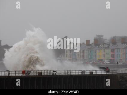 Aberystwyth, Ceredigion, pays de Galles, Royaume-Uni. 23 novembre 2024 Météo britannique : les vents forts de la tempête Bert combinés à la marée haute apporte d'énormes écrasements le long des défenses maritimes à Aberystwyth aujourd'hui. © Ian Jones/Alamy Live News Banque D'Images