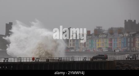 Aberystwyth, Ceredigion, pays de Galles, Royaume-Uni. 23 novembre 2024 Météo britannique : les vents forts de la tempête Bert combinés à la marée haute apporte d'énormes écrasements le long des défenses maritimes à Aberystwyth aujourd'hui. © Ian Jones/Alamy Live News Banque D'Images