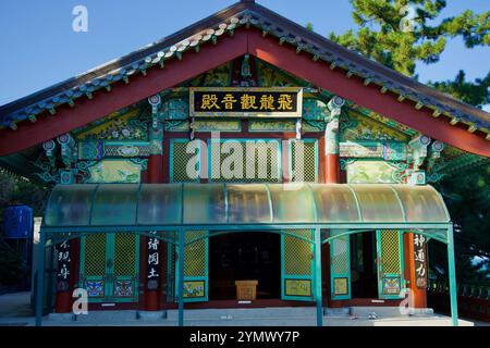 Comté de Yangyang, Corée du Sud - 3 novembre 2024 : L'entrée complexe de la salle Avalokitesvara à Huyuam Hermitage, mettant en vedette traditionnelle Banque D'Images