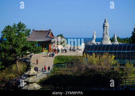 Comté de Yangyang, Corée du Sud - 3 novembre 2024 : une vue panoramique de la statue d'Avalokitesvara et du pavillon de la cloche de Avalokiteśvara à l'Hermitage de Huyuam, Banque D'Images