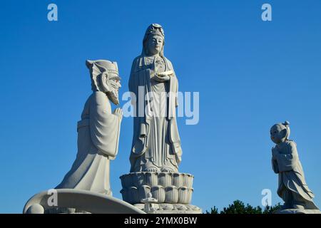 Comté de Yangyang, Corée du Sud - 3 novembre 2024 : une perspective détaillée de la statue d'Avalokitesvara flanquée de deux assistants, mettant l'accent sur la spiritua Banque D'Images