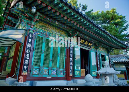 Comté de Yangyang, Corée du Sud - 3 novembre 2024 : L'extérieur vibrant de Myojeokjeon Hall à Huyuam Hermitage, avec des sculptures en bois complexes, Banque D'Images