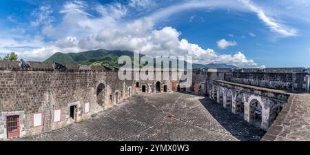 Cour intérieure vue panoramique de la citadelle de Brimstone Hill Fort à St Kitts et Nevis Banque D'Images