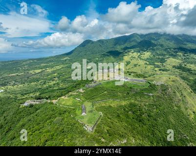 Vue aérienne de Brimstone Hill Fort forteresse militaire britannique avec chaponiers, bastions, canons à Saint-Kitts-et-Nevis Banque D'Images