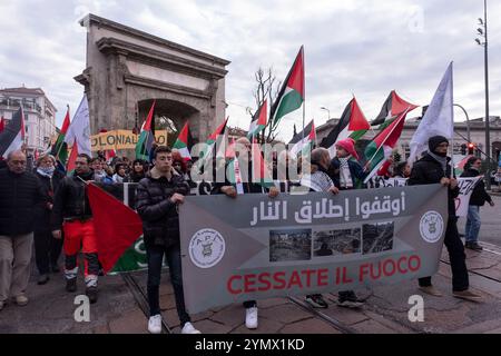 Milan, Italie. 23 novembre 2024. Porta Romana. 59° ; Corteo pro-palestina- Cronaca- Milano, Italia - Sabato 23 novembre 2024(Foto Alessandro Cimma/Lapresse) Porta Romana. 59e procession pro-palestinienne- chronique- Milan, Italie - samedi 23 novembre 2024 (photo Alessandro Cimma/Lapresse) crédit : LaPresse/Alamy Live News Banque D'Images