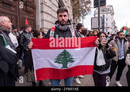 Milan, Italie. 23 novembre 2024. Porta Romana. 59° ; Corteo pro-palestina- Cronaca- Milano, Italia - Sabato 23 novembre 2024(Foto Alessandro Cimma/Lapresse) Porta Romana. 59e procession pro-palestinienne- chronique- Milan, Italie - samedi 23 novembre 2024 (photo Alessandro Cimma/Lapresse) crédit : LaPresse/Alamy Live News Banque D'Images
