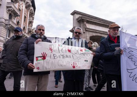 Milan, Italie. 23 novembre 2024. Porta Romana. 59° ; Corteo pro-palestina- Cronaca- Milano, Italia - Sabato 23 novembre 2024(Foto Alessandro Cimma/Lapresse) Porta Romana. 59e procession pro-palestinienne- chronique- Milan, Italie - samedi 23 novembre 2024 (photo Alessandro Cimma/Lapresse) crédit : LaPresse/Alamy Live News Banque D'Images