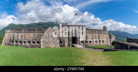 Vue panoramique de Caponier, porte de la citadelle à Brimstone Hill Fort St Kitts et Nevis avec ciel bleu nuageux Banque D'Images