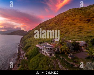 Superbe coucher de soleil des Caraïbes avec un ciel orange, rose et violet à Saint-Kitts-et-Nevis Banque D'Images