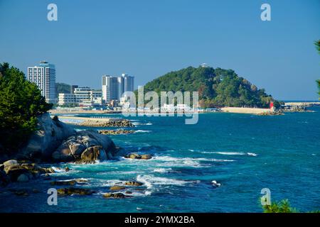 Comté de Yangyang, Corée du Sud - 3 novembre 2024 : la montagne Jukdo s'élève le long de la côte animée de Yangyang, entourée de bâtiments modernes, turquois Banque D'Images