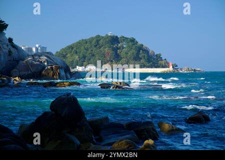 Comté de Yangyang, Corée du Sud - 3 novembre 2024 : une vue saisissante sur la montagne Jukdo et la côte rocheuse accidentée de Yangyang, avec des vagues turquoises Banque D'Images