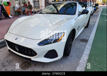 Miami Beach, Floride États-Unis - 6 juin 2024 : 2018 Maserati GranTurismo blanc à miami Beach. Maserati GranTurismo à Ocean Drive. Banque D'Images