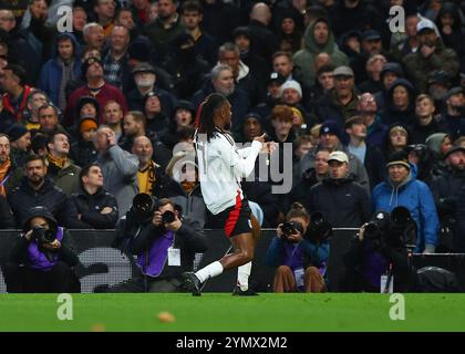 Craven Cottage, Fulham, Londres, Royaume-Uni. 23 novembre 2024. Premier League Football, Fulham contre Wolverhampton Wanderers ; Alex Iwobi de Fulham célèbre devant les fans des Wolverhampton Wanderers après avoir marqué son premier but à la 20e minute pour en faire 1-0 crédit : action plus Sports/Alamy Live News Banque D'Images