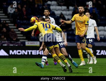 Jerry Yates de Derby County (à gauche) marque son premier but du match pour faire le score de 1-1 lors du Sky Bet Championship match au Deepdale Stadium, Preston. Date de la photo : samedi 23 novembre 2024. Banque D'Images