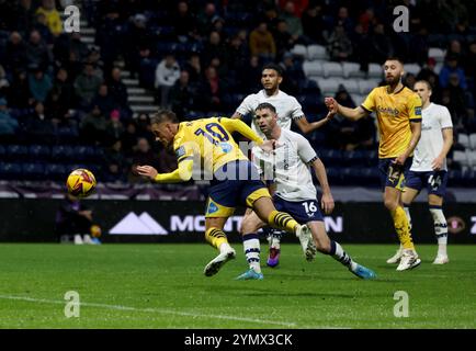 Jerry Yates de Derby County (à gauche) marque son premier but du match pour faire le score de 1-1 lors du Sky Bet Championship match au Deepdale Stadium, Preston. Date de la photo : samedi 23 novembre 2024. Banque D'Images